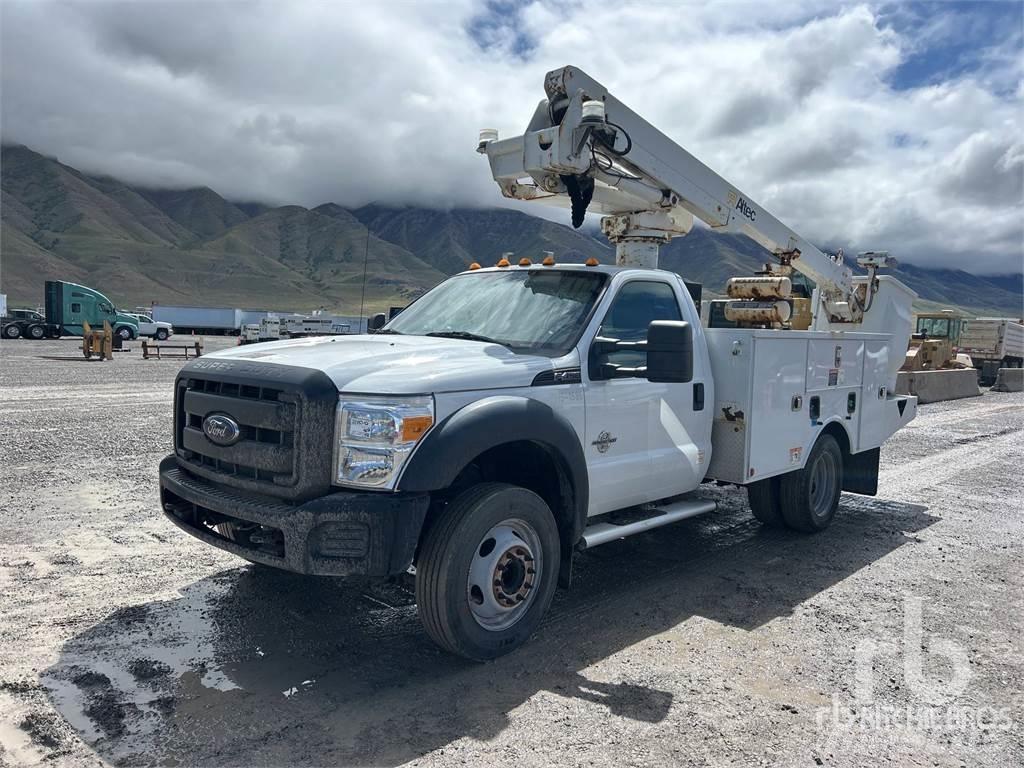 Ford F-450 高所作業台付トレーラー