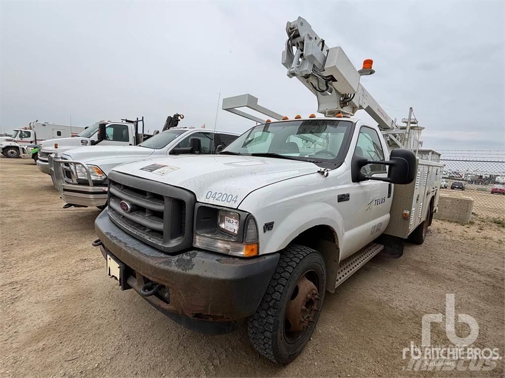Ford F-450 高所作業台付トレーラー