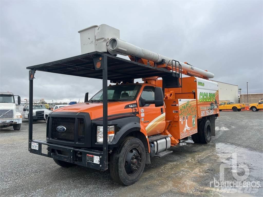 Ford F-750 高所作業台付トレーラー