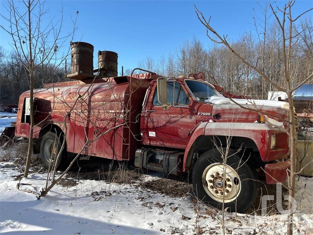 Ford F7000 タンカートラック