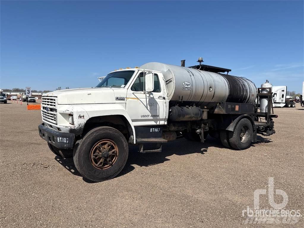 Ford F800 アスファルトスプレヤ