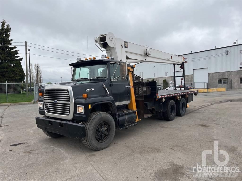 Ford L8000 クレーントラック、ユニック車