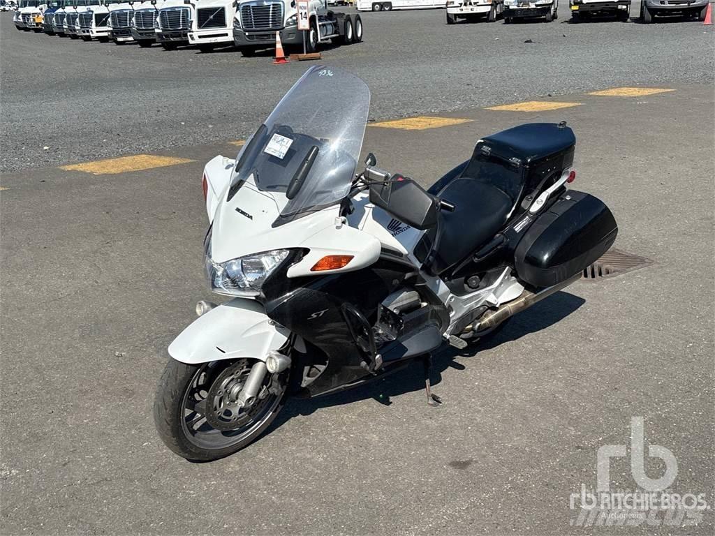 Honda ST1300 自動車