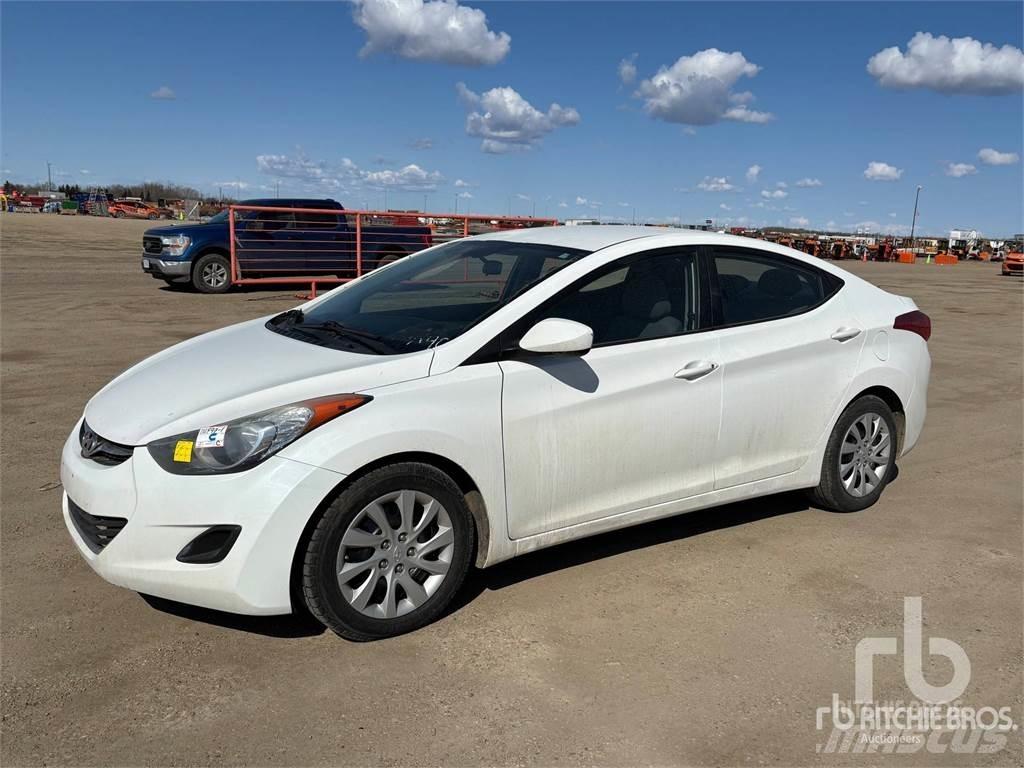 Hyundai ELANTRA 自動車
