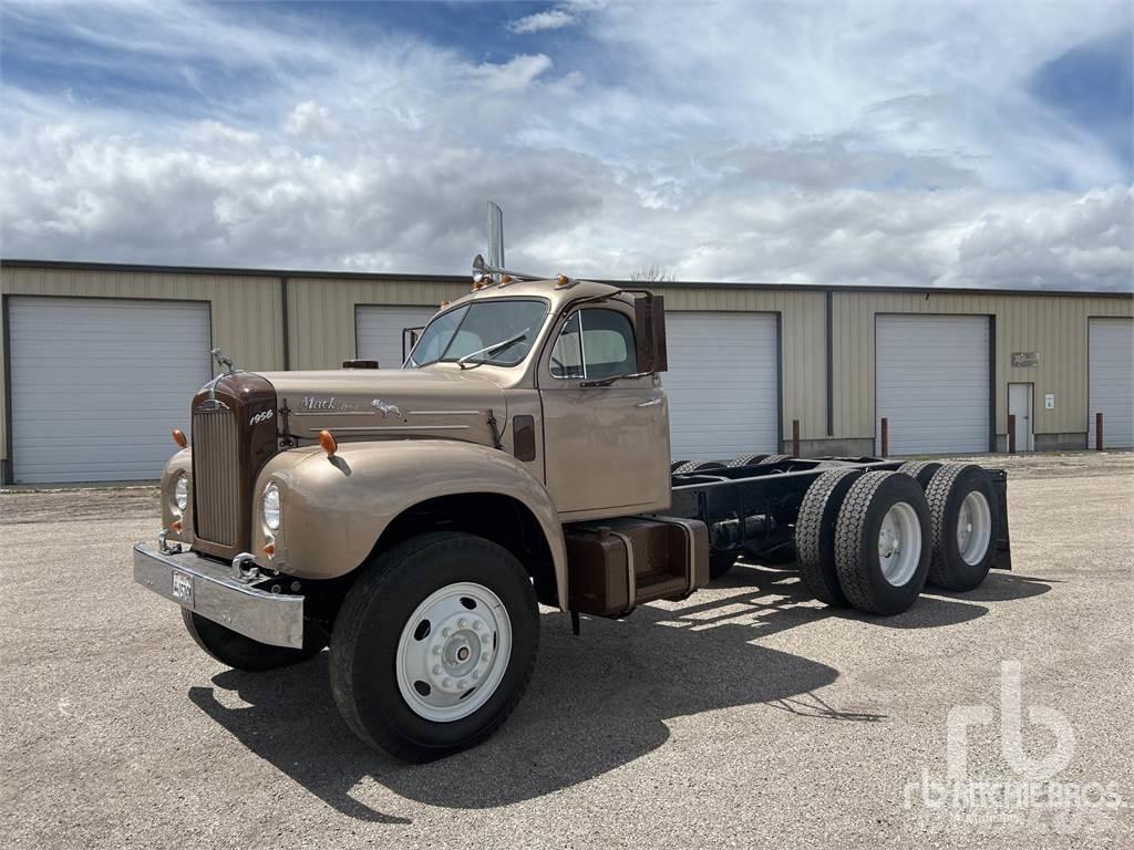 Mack 1956 キャブ付きシャーシ