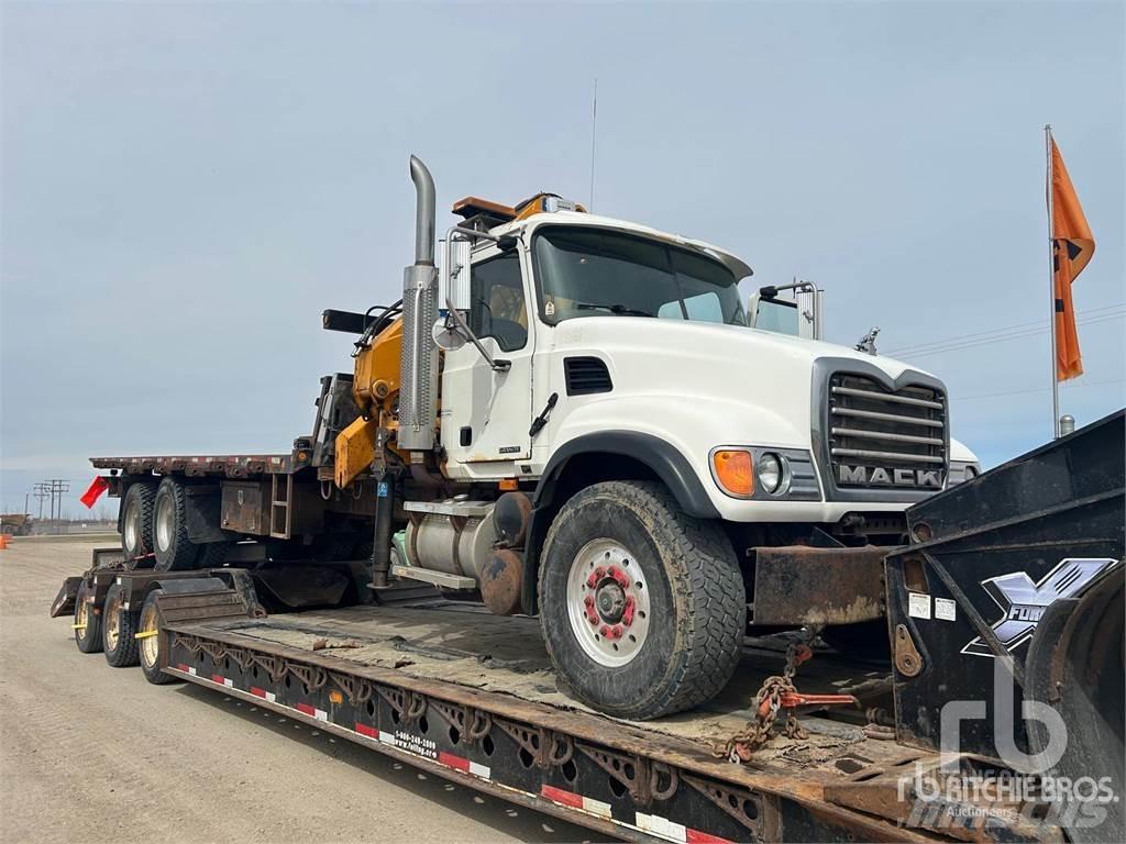 Mack CV713 クレーントラック、ユニック車