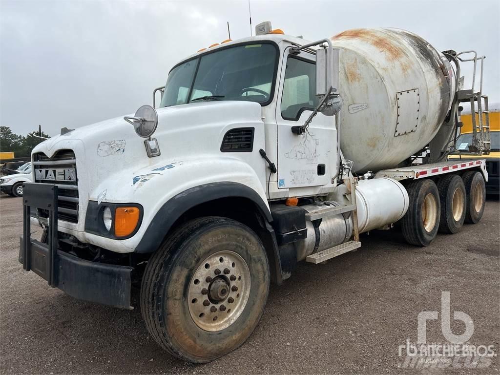 Mack CV713 ミキサー車
