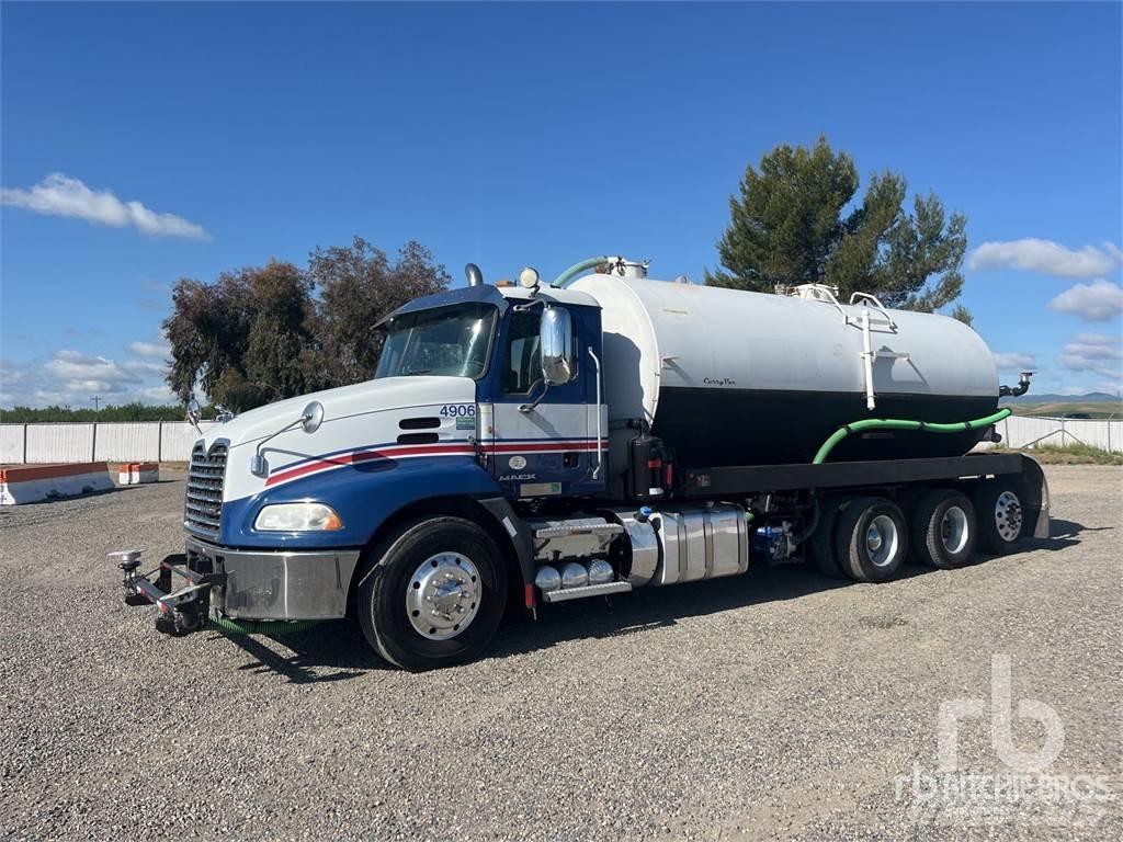 Mack CX613 給水車
