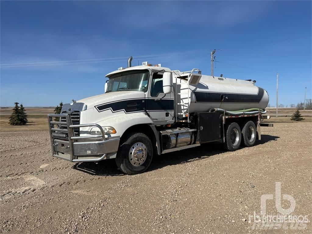Mack CX613 給水車