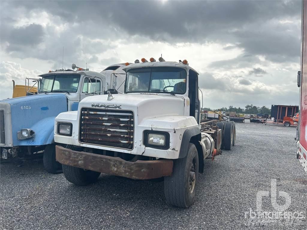 Mack RD688S キャブ付きシャーシ
