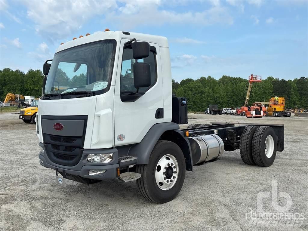 Peterbilt 220 キャブ付きシャーシ