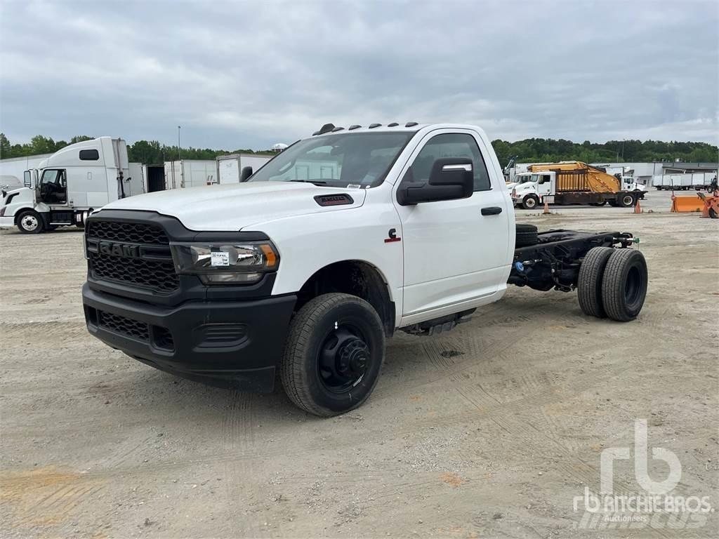 RAM 3500 キャブ付きシャーシ