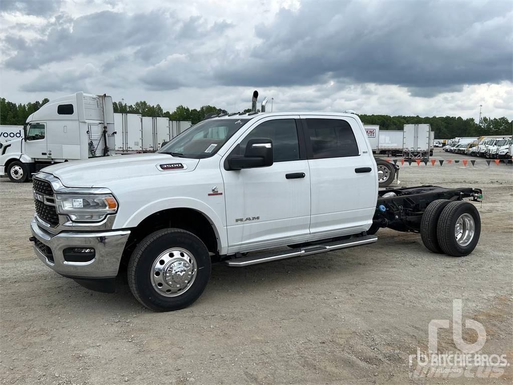 RAM 3500 キャブ付きシャーシ