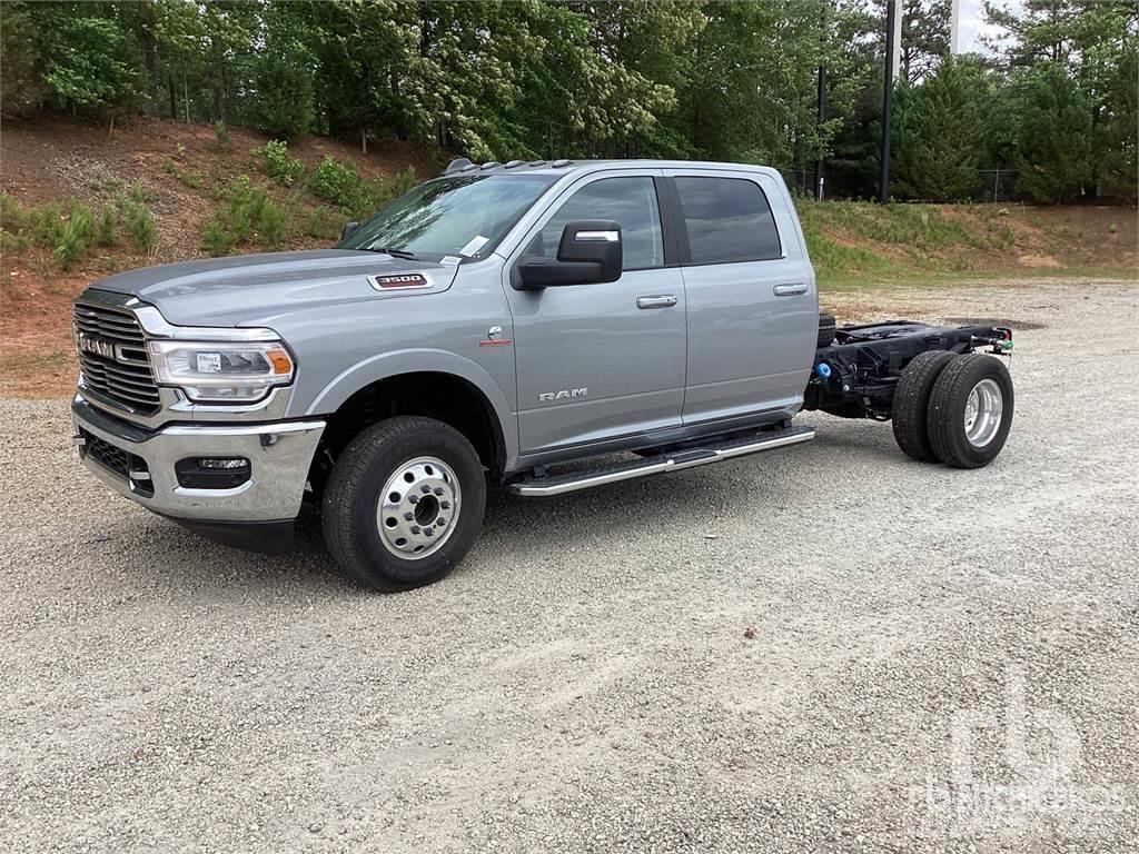 RAM 3500 キャブ付きシャーシ