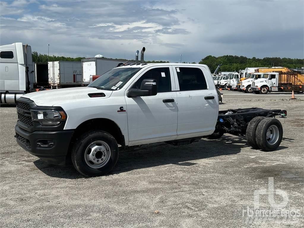 RAM 3500 キャブ付きシャーシ