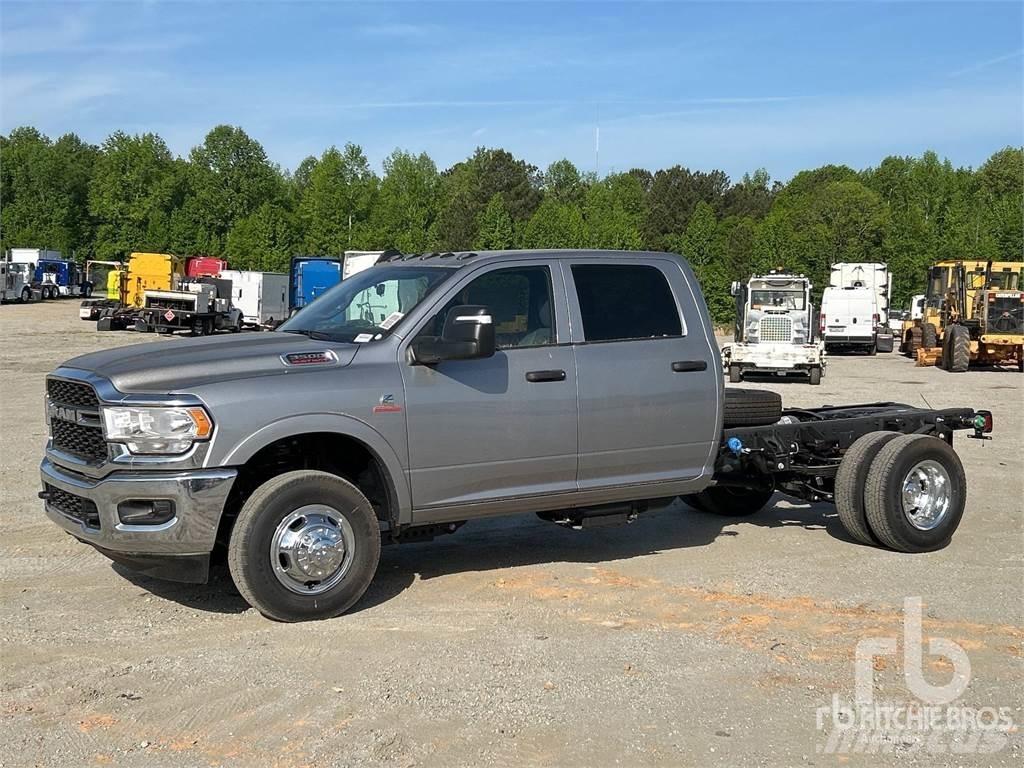 RAM 3500 キャブ付きシャーシ