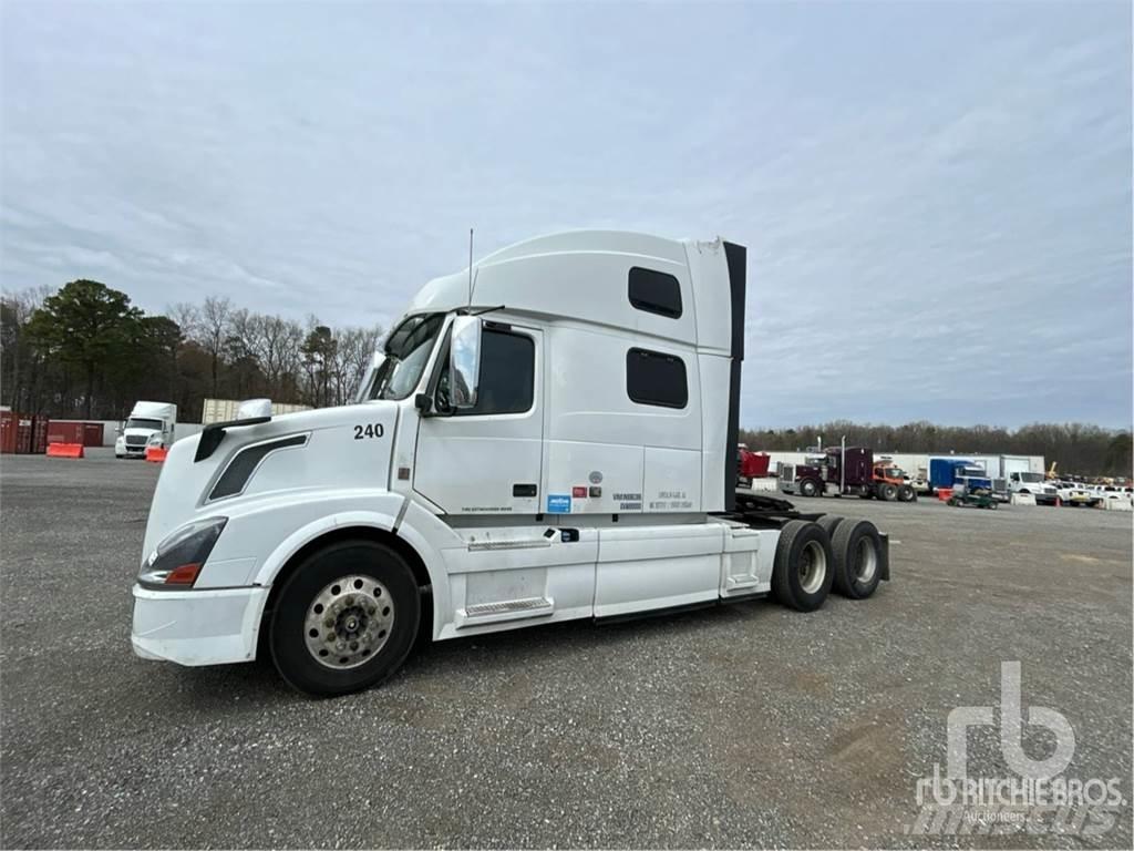 Volvo VNL 780 中古トラクターヘッド | トレーラーヘッド