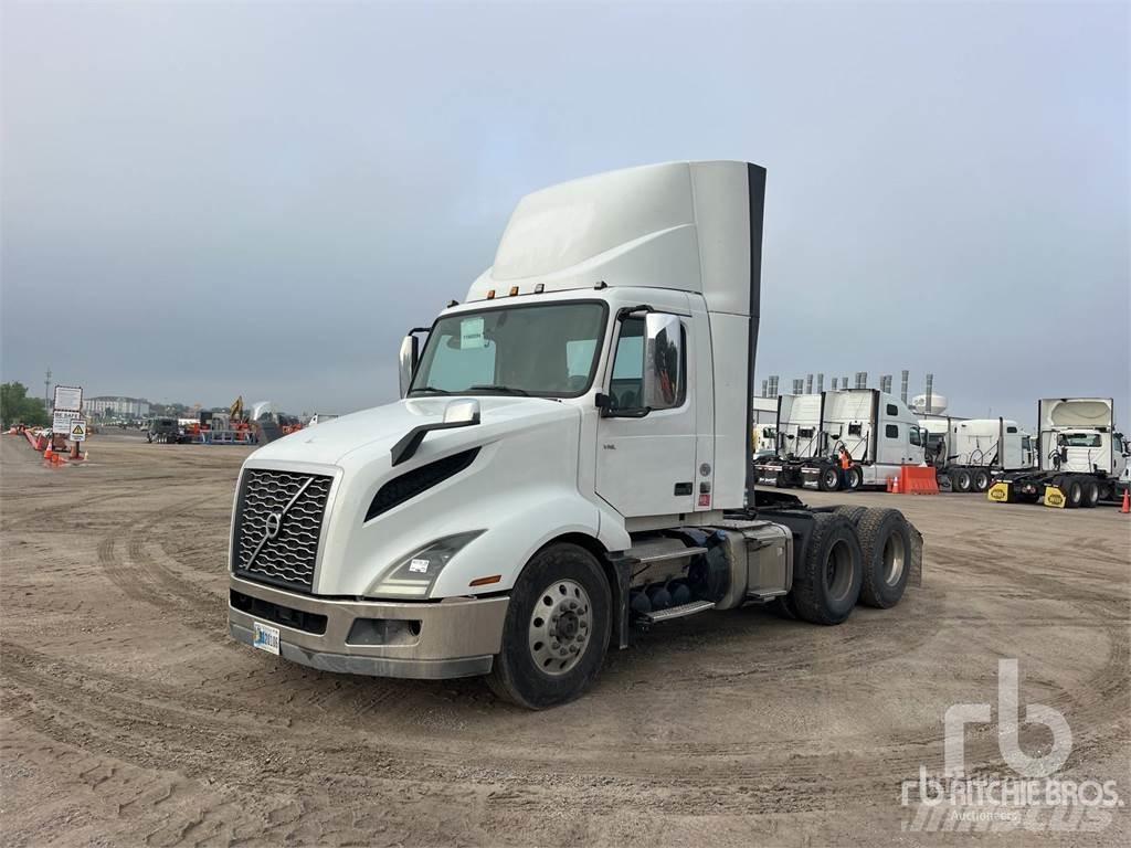 Volvo VNL300 中古トラクターヘッド | トレーラーヘッド