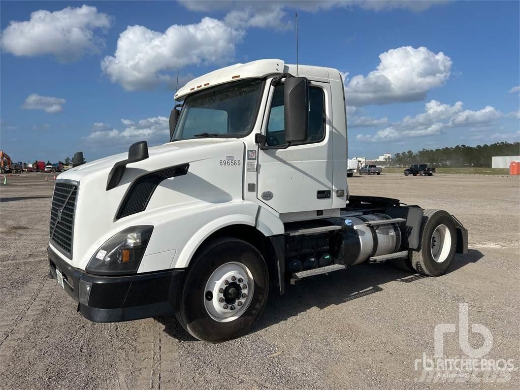 Volvo VNL300 中古トラクターヘッド | トレーラーヘッド