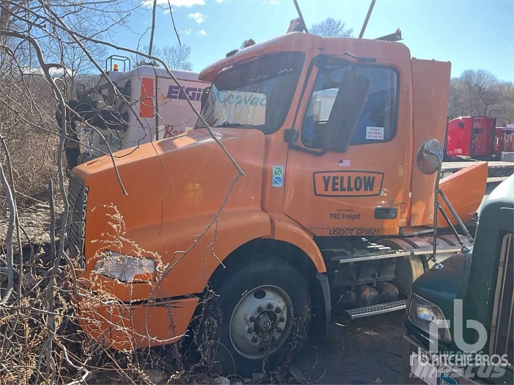 Volvo VNM 中古トラクターヘッド | トレーラーヘッド