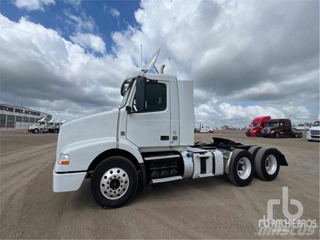 Volvo VNM200 中古トラクターヘッド | トレーラーヘッド