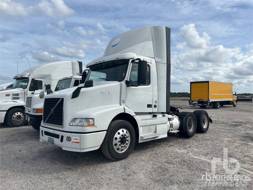 Volvo VNM200 中古トラクターヘッド | トレーラーヘッド