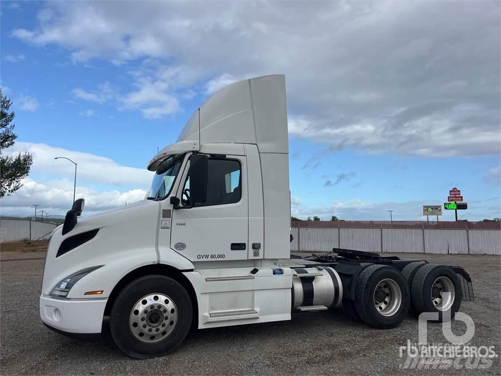 Volvo VNR300 中古トラクターヘッド | トレーラーヘッド