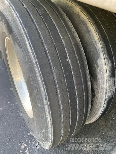 Utility VS2RA 車両運搬用トレーラー