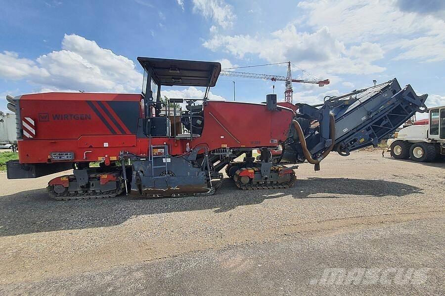 Wirtgen W 220 アスファルトコールドミリングマシーン