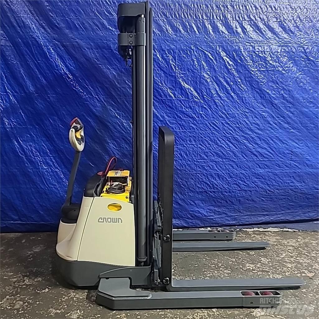 Crown SX3000-40 自走式スタッカー