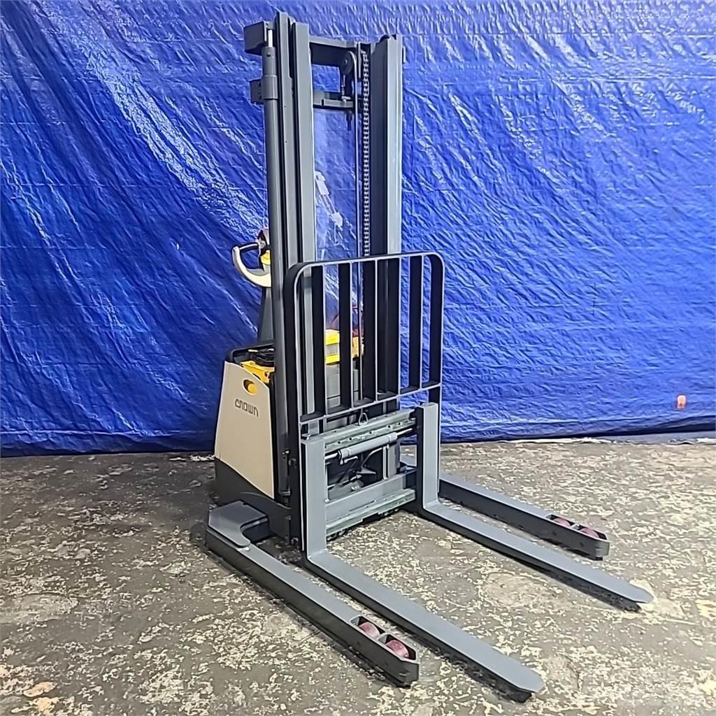Crown SX3000-40 自走式スタッカー