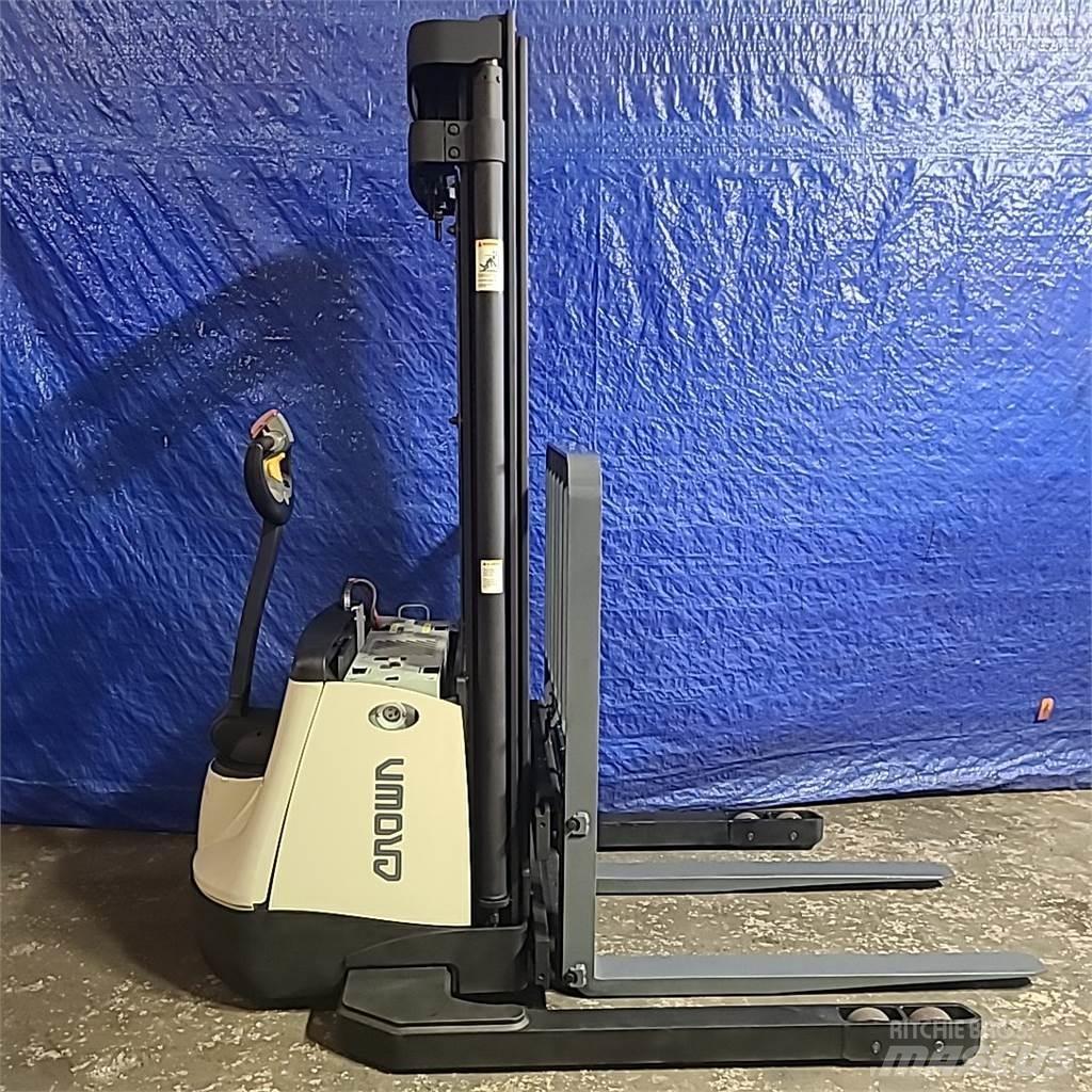 Crown SX3000-40 自走式スタッカー
