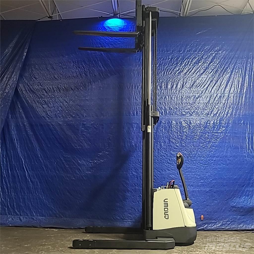 Crown SX3000-40 自走式スタッカー
