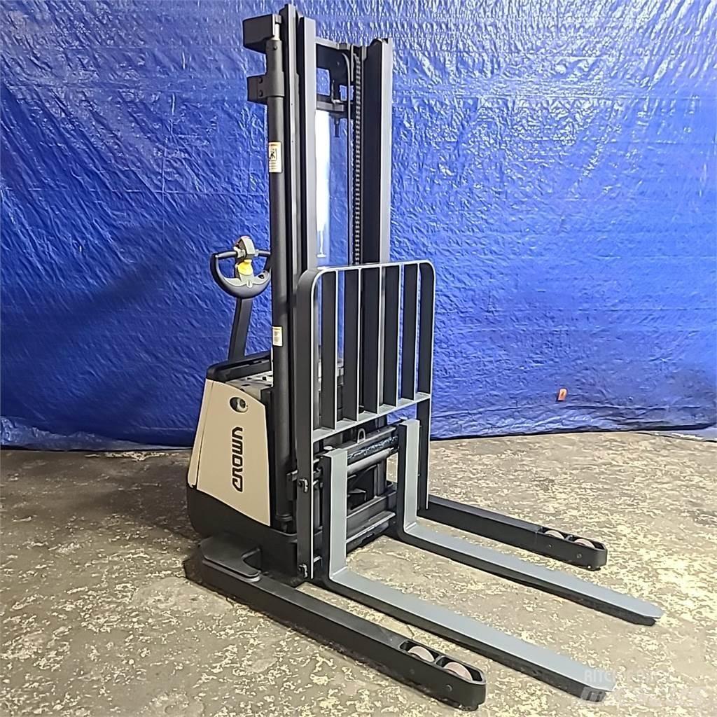 Crown SX3000-40 自走式スタッカー