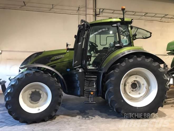 Valtra T235D トラクター