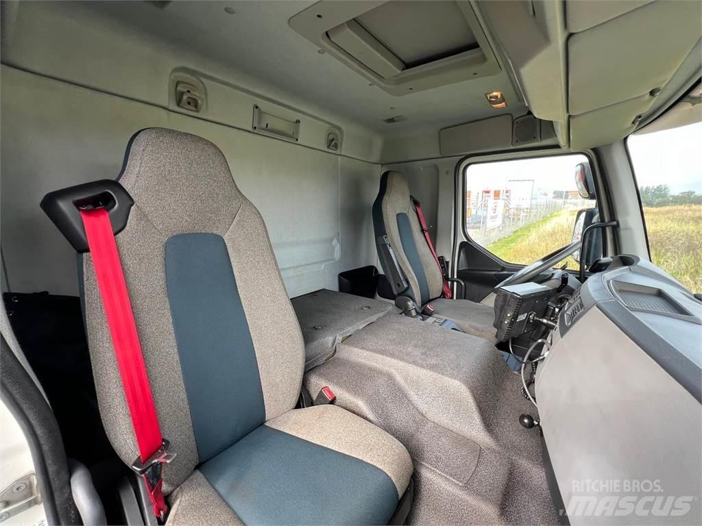 Volvo FE320 6x2*4 ボックスボディー、ウイング、箱車