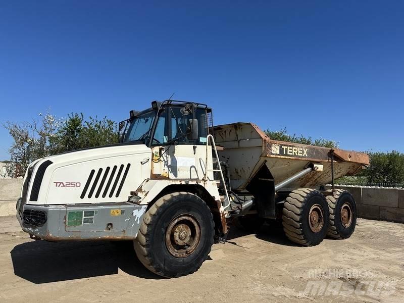 Terex TA250 アーティキュレート式ダンプトラック