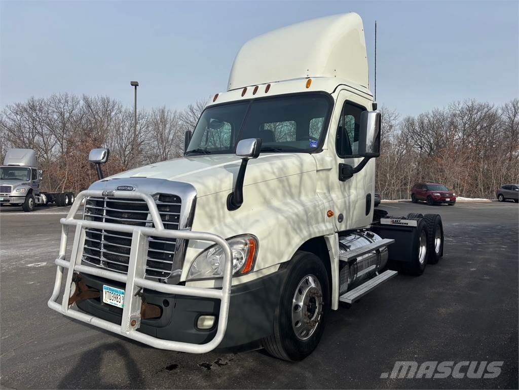 Freightliner Cascadia 中古トラクターヘッド | トレーラーヘッド