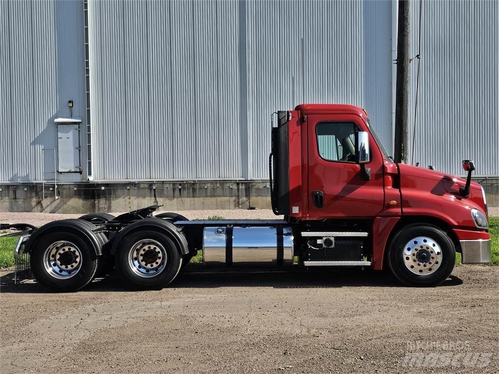 Freightliner Cascadia 中古トラクターヘッド | トレーラーヘッド