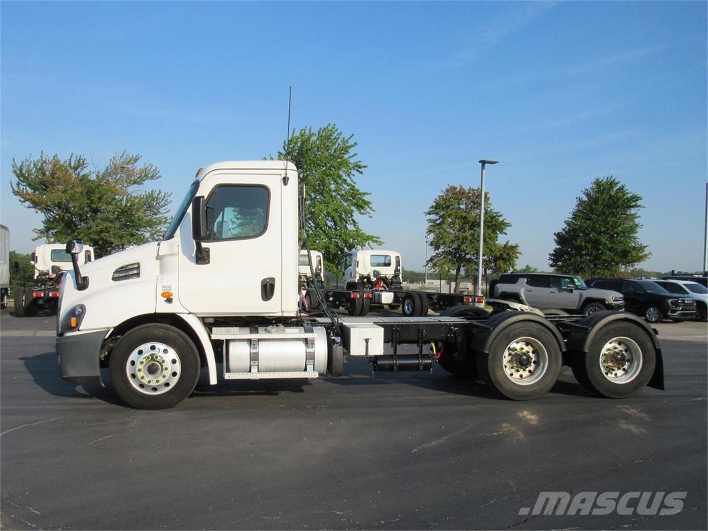 Freightliner Cascadia 中古トラクターヘッド | トレーラーヘッド