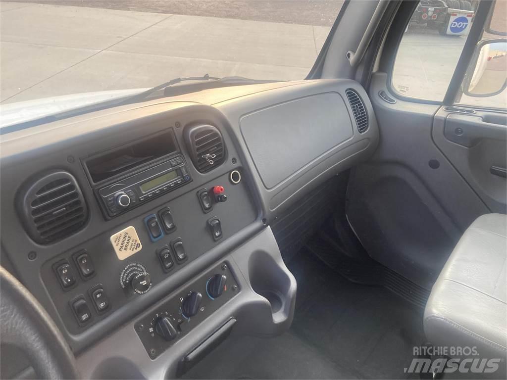 Freightliner M2 106 キャブ付きシャーシ