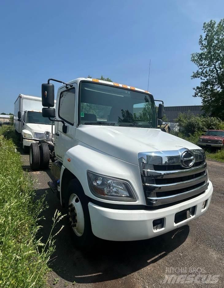 Hino 268A キャブ付きシャーシ