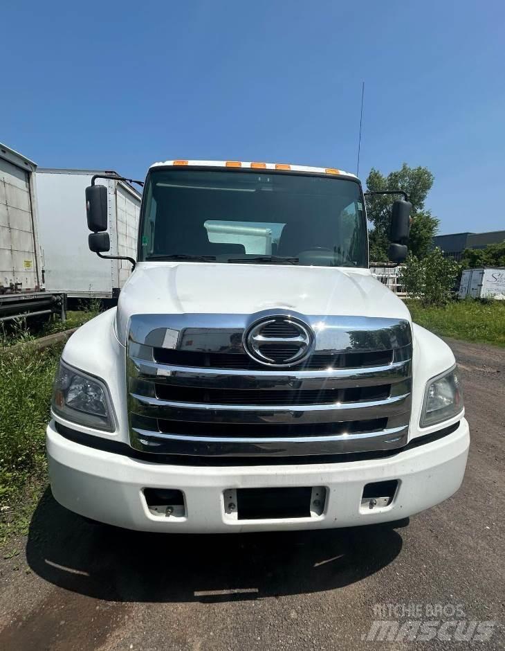 Hino 268A キャブ付きシャーシ