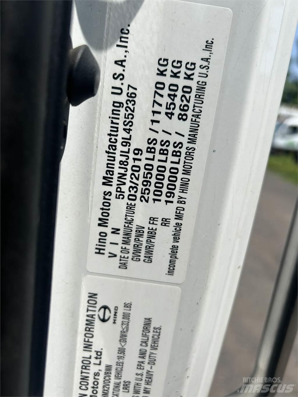 Hino 268A キャブ付きシャーシ
