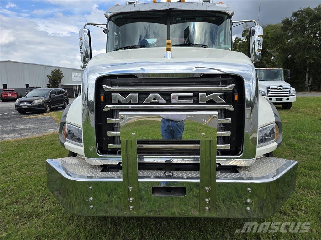 Mack GR64BR ダンプ