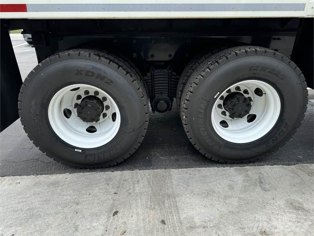 Mack GR64BRX ダンプ