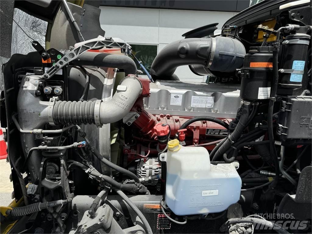 Mack GR64BRX ダンプ