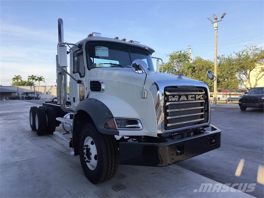 Mack GR64BX ダンプ