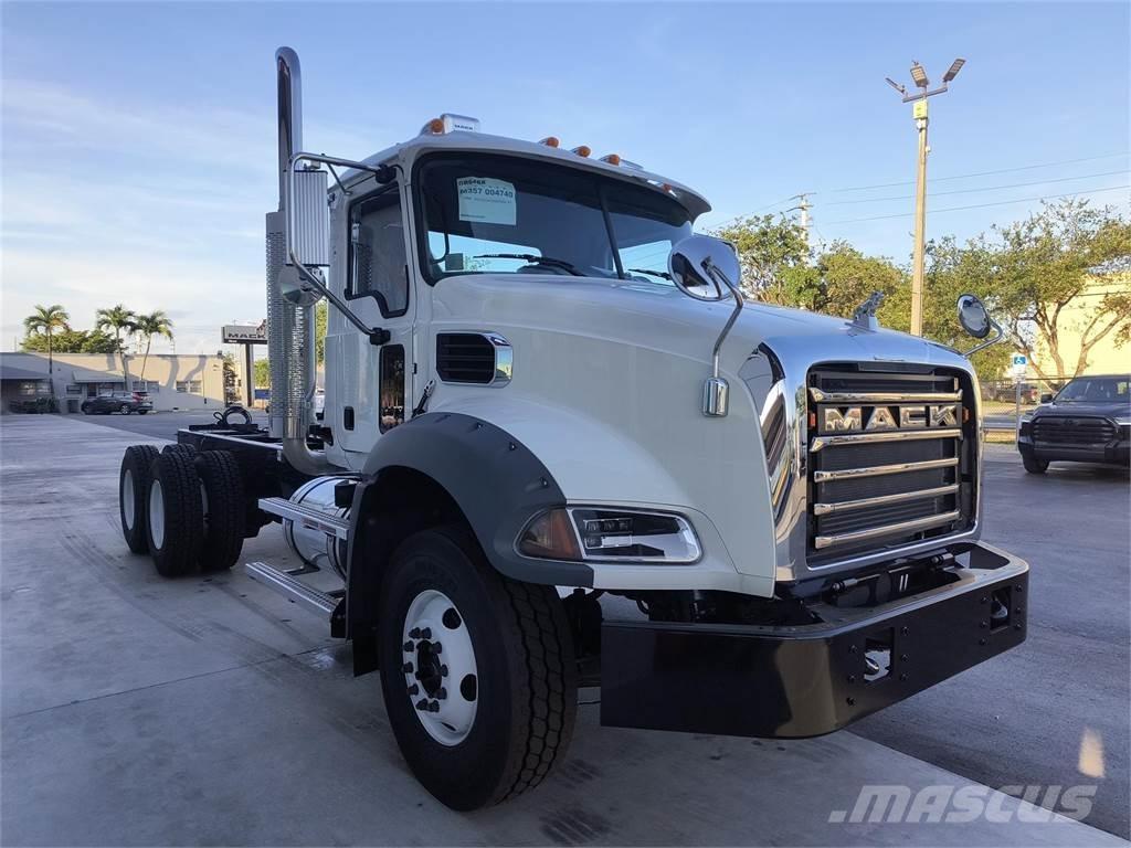 Mack GR64BX ダンプ