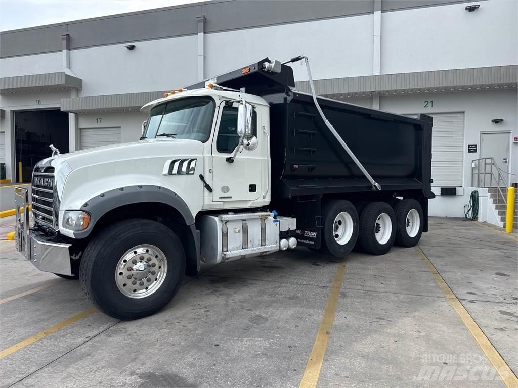 Mack GR64F ダンプ